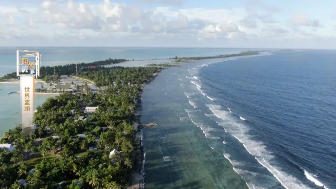 它是“地球坐标系中心”，是一天最早开始的国家，也是最不发达国家之一