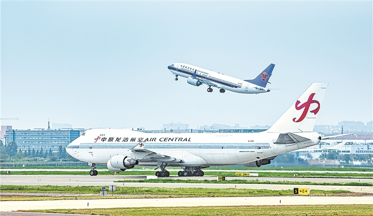 截至8月16日，郑州机场今年累计完成货运量56.9万吨，同比增长24%。刘畅 摄