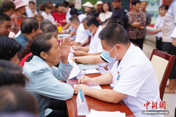 成县人民医院专家在小川镇开展巡诊服务活动　陈争强　摄