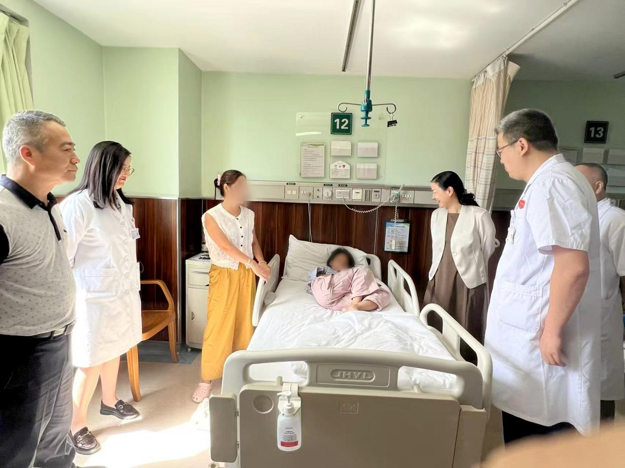 湖北省侨联王慧萍副主席（右二）、天门市侨联杨体文副主席（左一）到病房探访元元