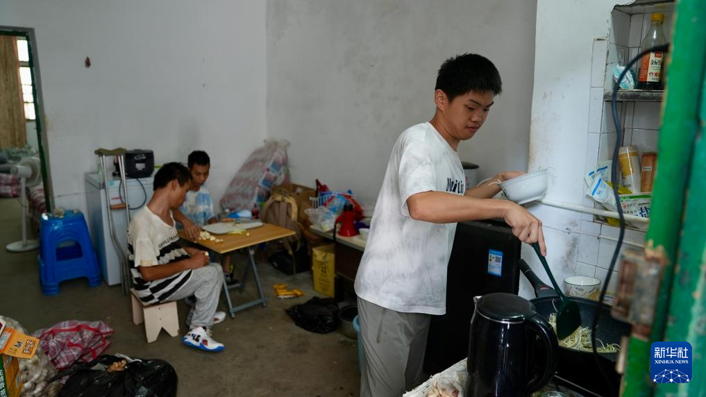 “小琪”在家中烧菜。新华社记者胡晨欢 摄