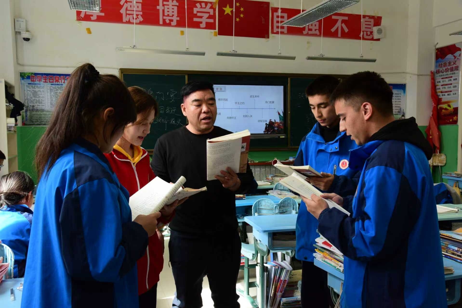 辛忠起认真辅导学生们（央广网发 保定学院供图）