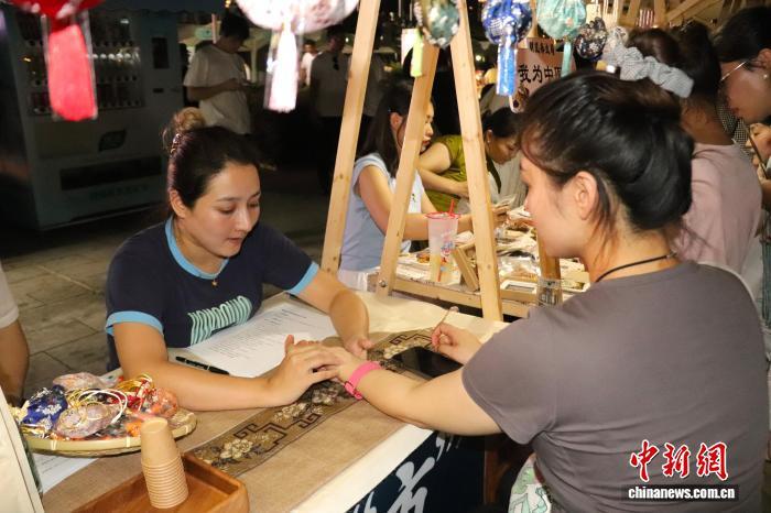 “本草香”融入“煙火氣” 南昌中醫夜市“圈粉”市民
