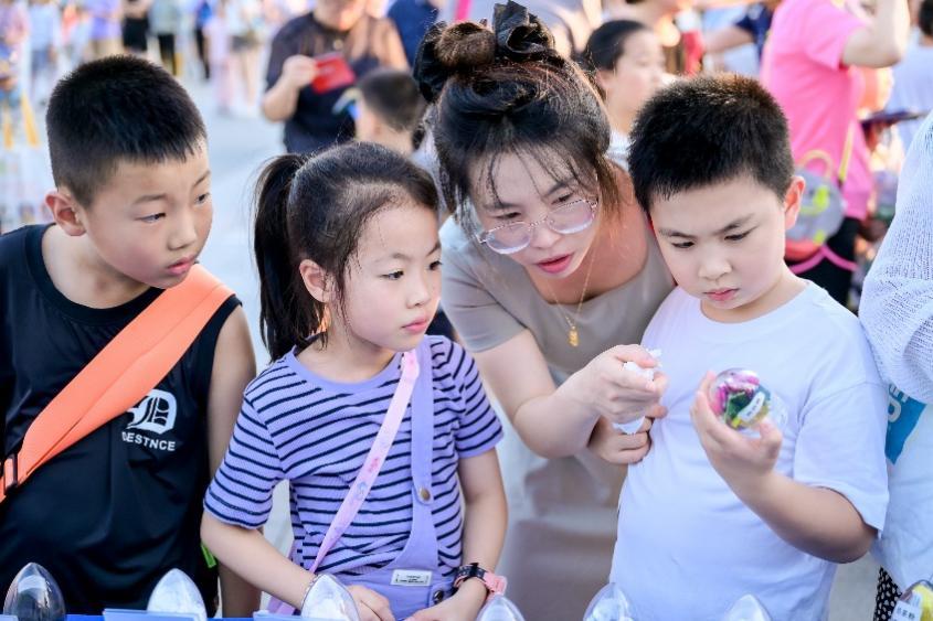 孩子们充满好奇的目光