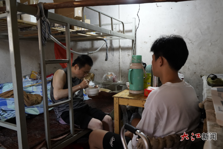劉宏基做飯給父親吃