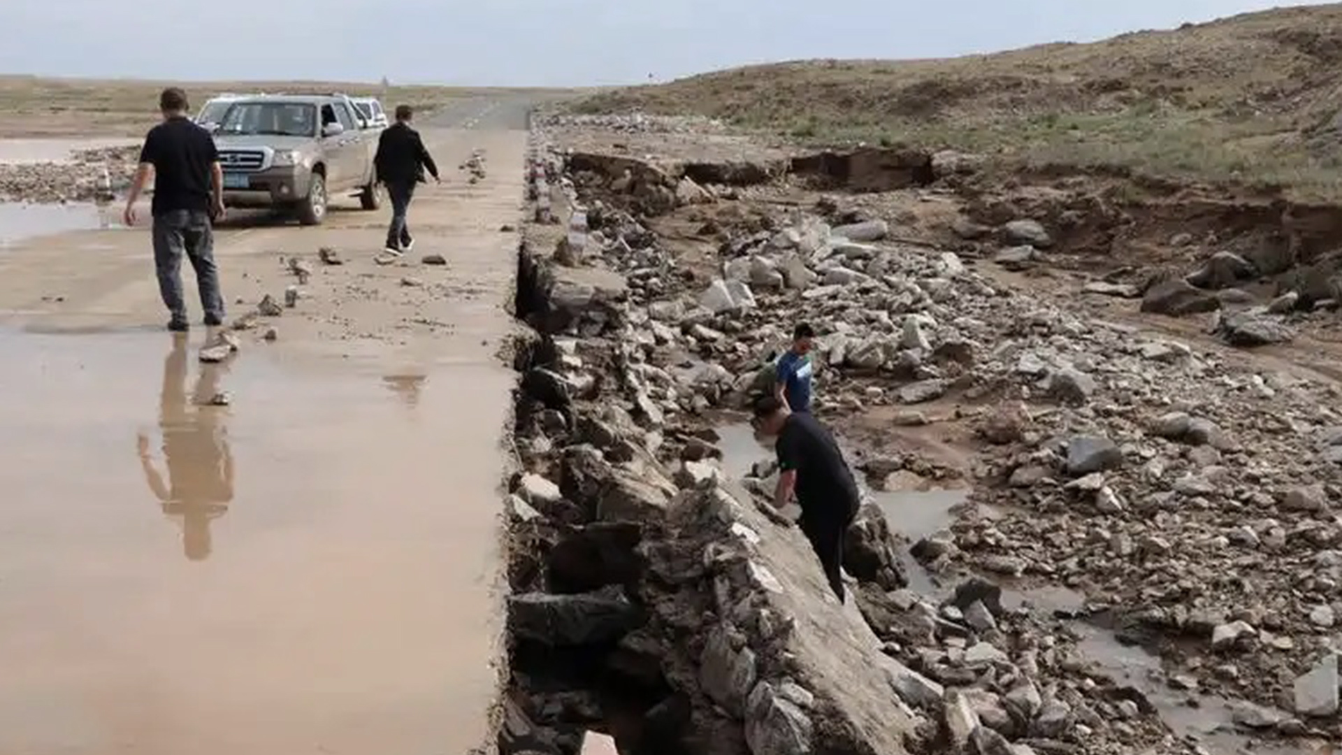 内蒙古一地山洪已致9死3失联，当地：自发野外露营，获救人员刚高考完