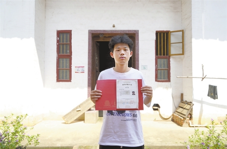 刘宏基展示录取通知书。 本报全媒体记者 邬 强摄