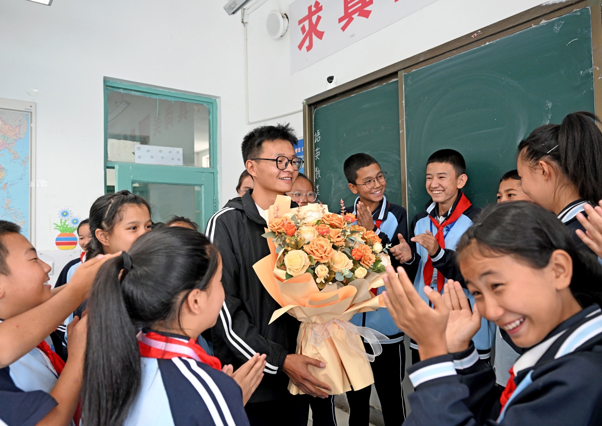 学生们为老师送上礼物（央广网发 保定学院供图）