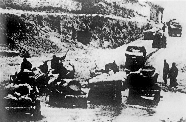 装载苏联援华物资的卡车行进在西北国际交通线上