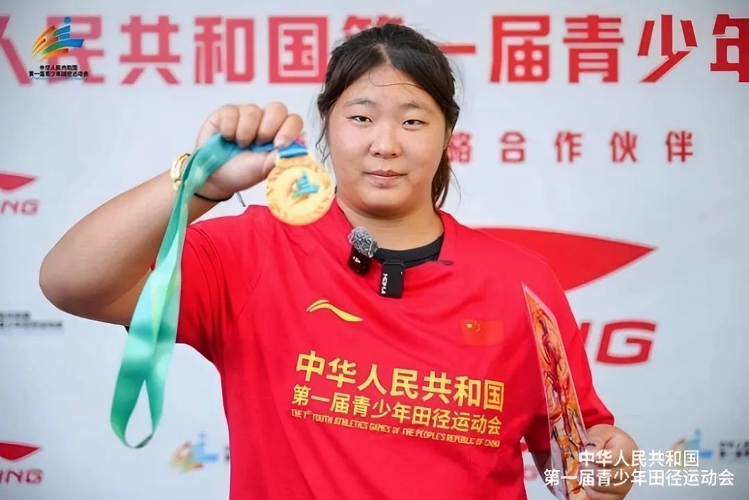 严子怡展示金牌。