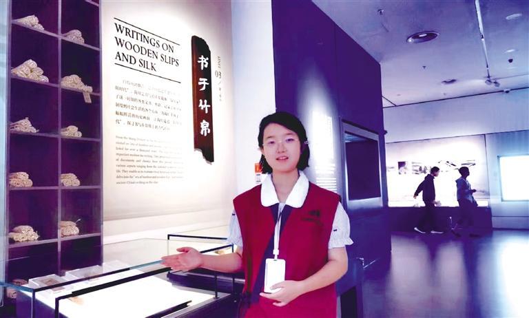 李炎诸担任简牍博物馆小讲解员