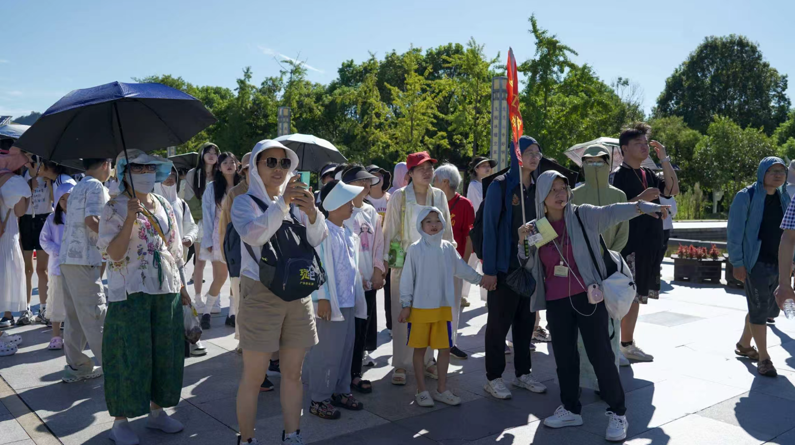 龍虎山景區人氣爆棚 近萬名游客共赴山水盛宴