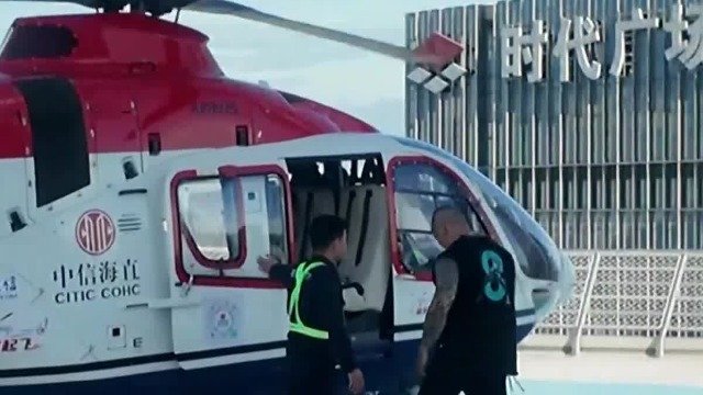 台湾网红“馆长”赞深圳基建，体验低空飞行