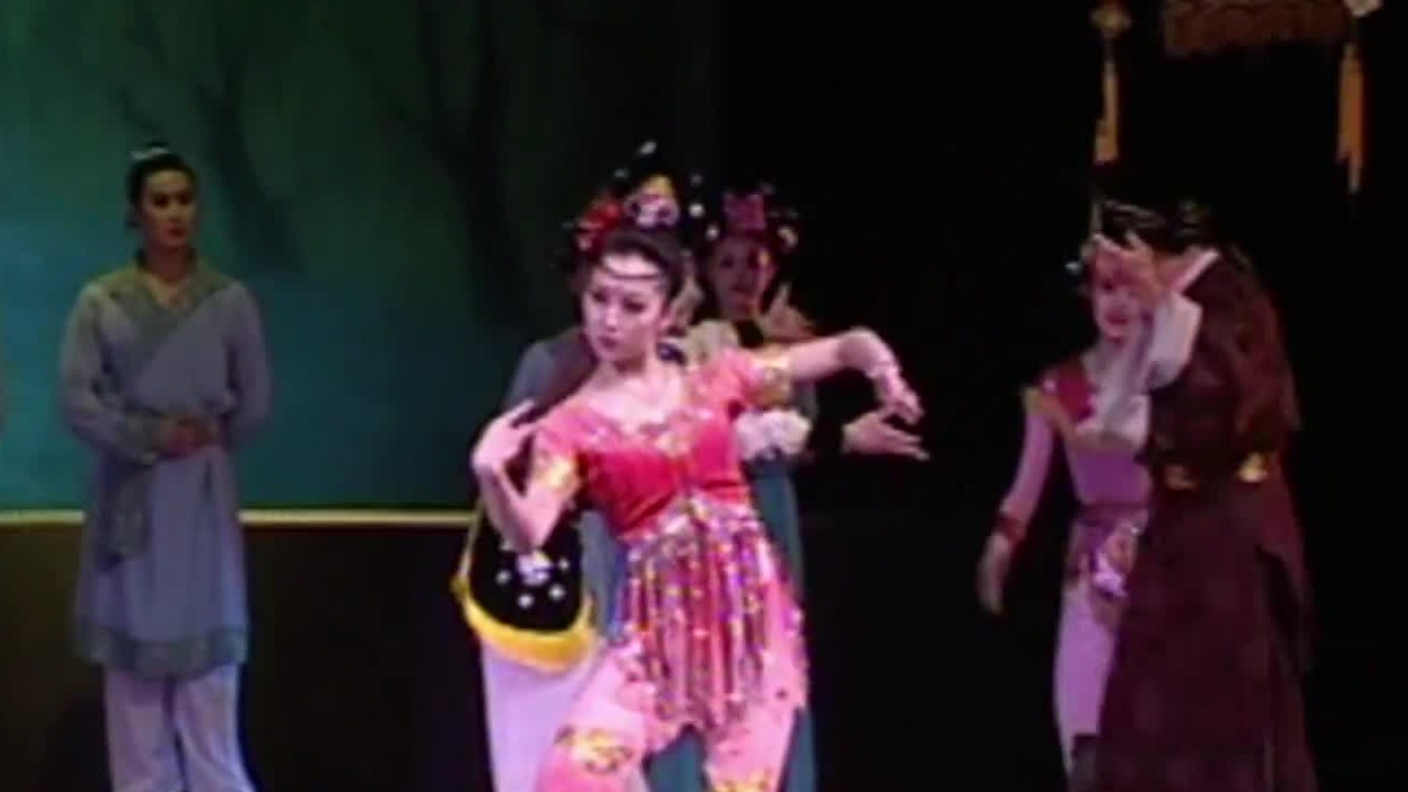 《丝路花雨》开创了舞蹈的里程碑，成为人们心中美丽和人性的象征