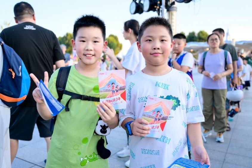 小朋友手执普法知识手册