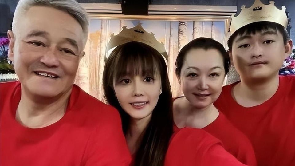 金钱堆不出幸福！赵本山女儿绝食抑郁躺豪宅，小沈阳闺女在韩娱杀出血路封面图