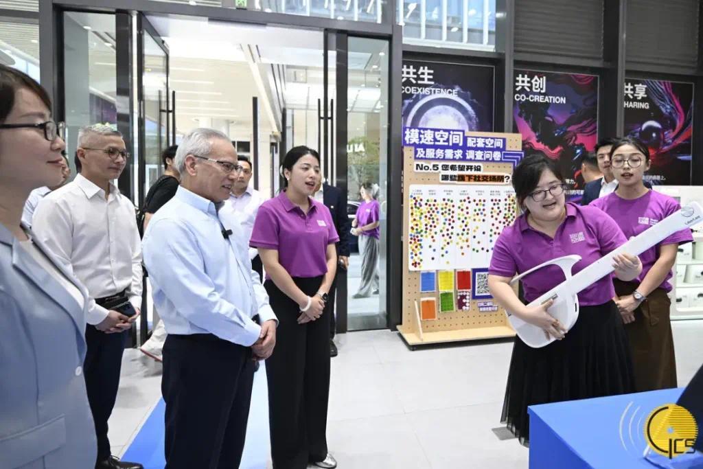 岑浩辉在上海考察“模速空间”大模型创新生态社区。本文图片来源：澳门特别行政区政府新闻局官网