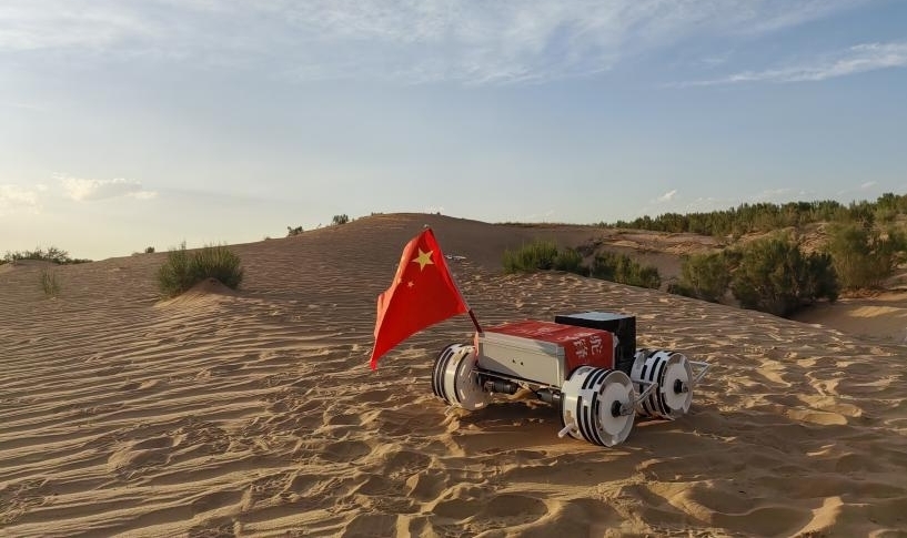 新型机器人甘肃民勤亮绝活　破解治沙行走难题