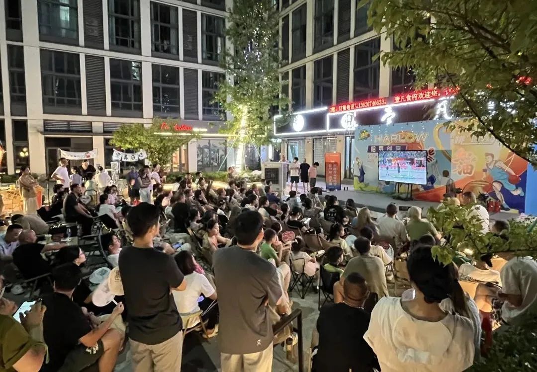 哈罗国际创客中心“青年夜市”观赛点座无虚席