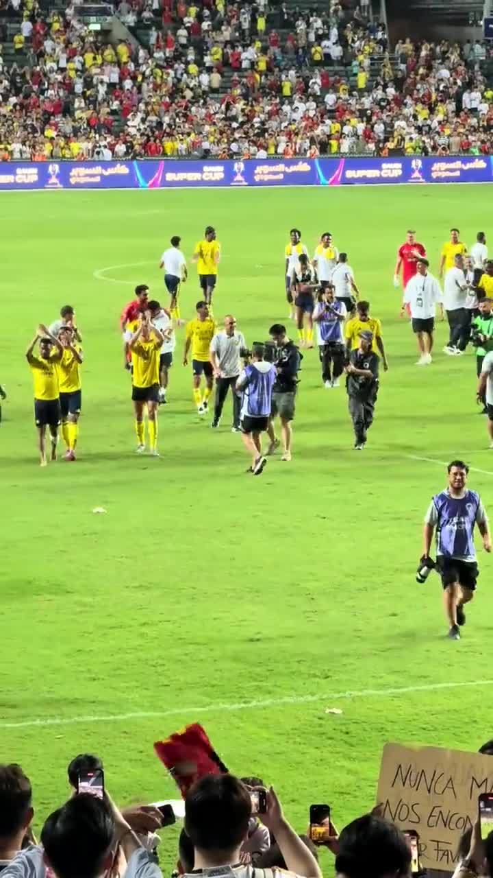 回馈球迷，C罗赛后带领全队谢场并将球衣送给观众席