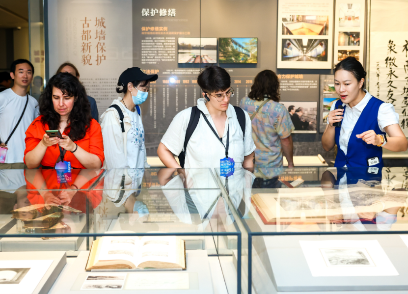 选手们参观明城墙博物馆。