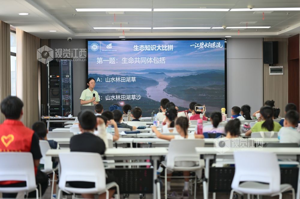 2025年8月15日，在江西省吉安市吉州區城北綜合體服務大樓，大學生志愿者正在為暑期公益托管班的孩子們進行知識科普。