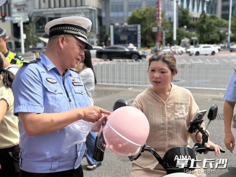 天心大队发放头盔现场。长沙晚报全媒体记者 张洋子 摄