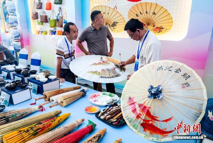 现场展出的油纸伞等展品。　张畅 摄