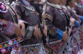 一件苗绣百鸟衣，一座移动的“博物馆”！｜文化大观园《探秘贵州》