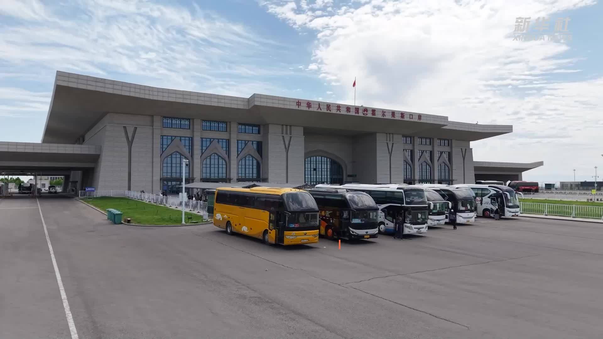 今年霍尔果斯口岸出入境旅客突破100万人次