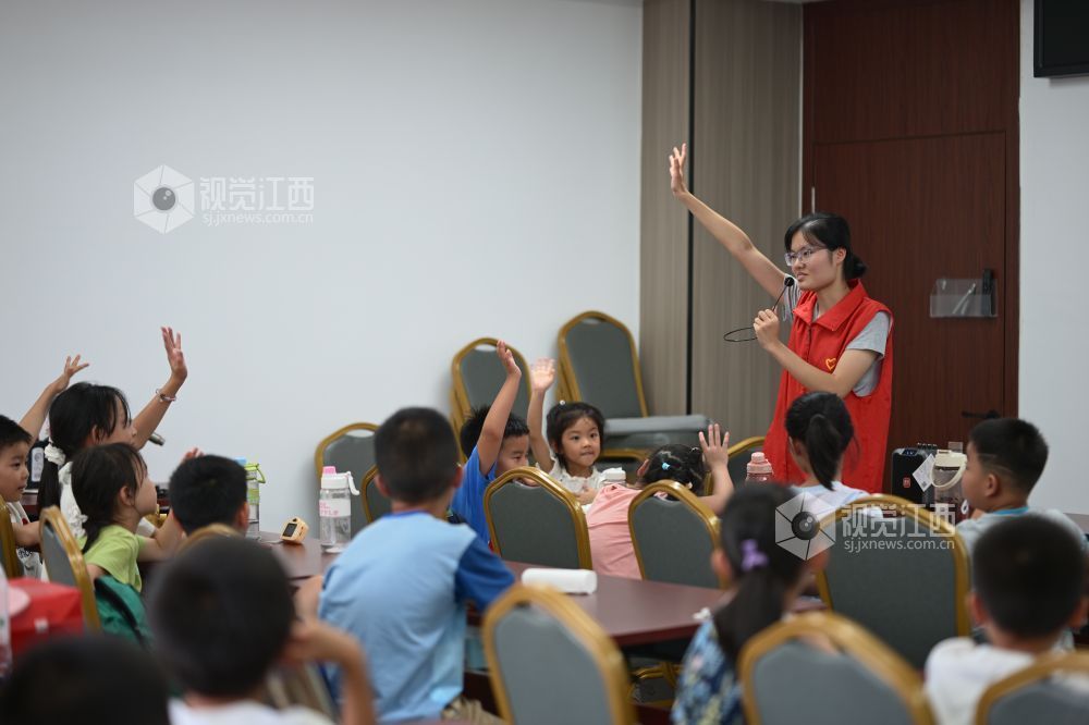 2025年8月5日，在江西省吉安市吉州區城北綜合體服務大樓，暑期公益托管班的孩子們積極回答問題。