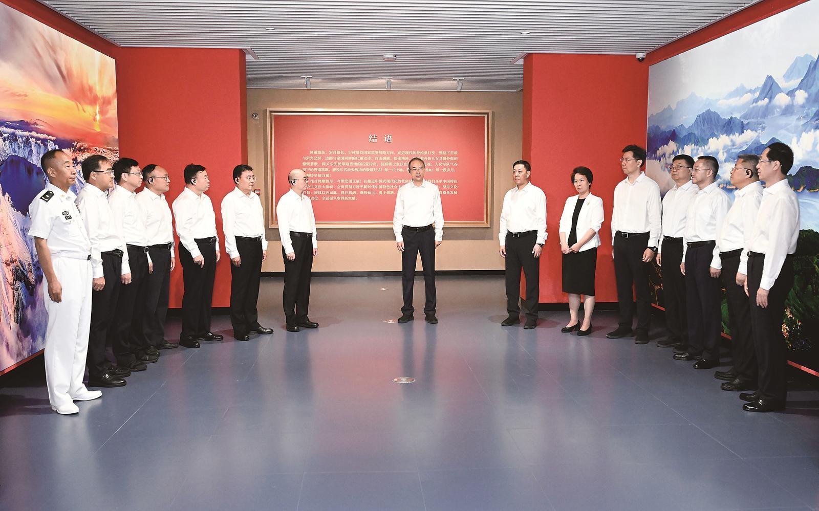 8月19日，吉林省近现代史展开展仪式在长春举行，同时举办2025年吉林省党政军领导“军事日”活动。省委书记黄强在展览现场讲话。 本报记者 张野 潘硕 摄