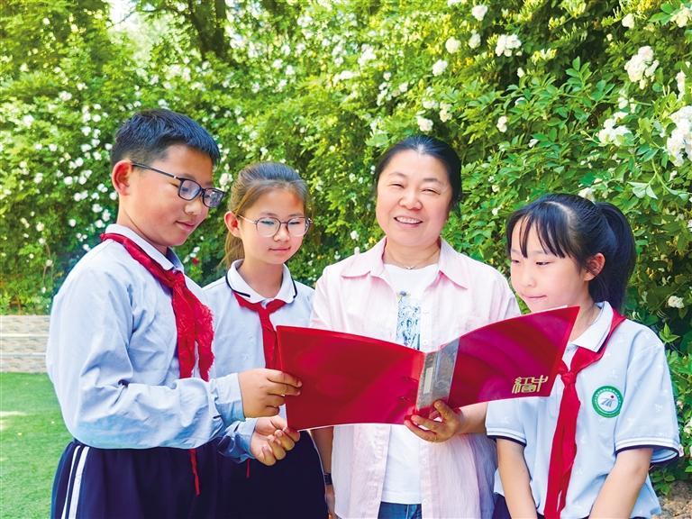 康玉琴和孩子们在一起