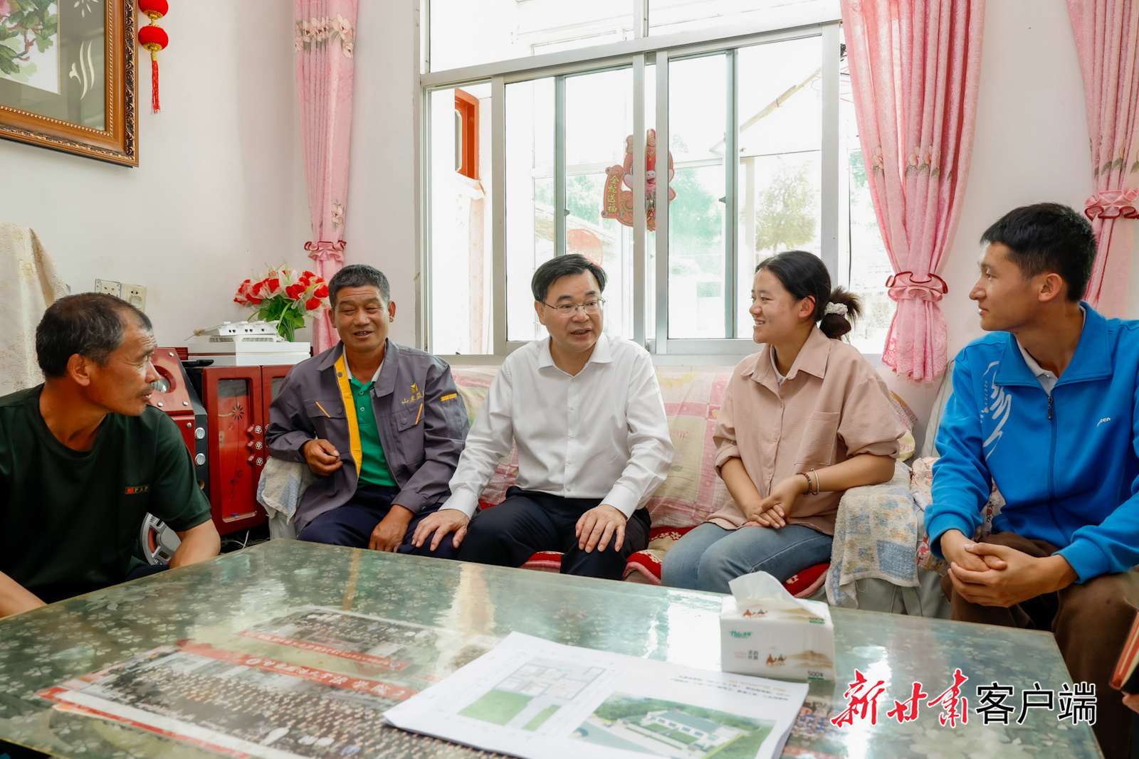 8月18日，省委书记、省人大常委会主任胡昌升在榆中县看望慰问受灾群众和一线工作人员，调研指导灾后恢复重建工作。新甘肃&middot;甘肃日报记者　孟捷