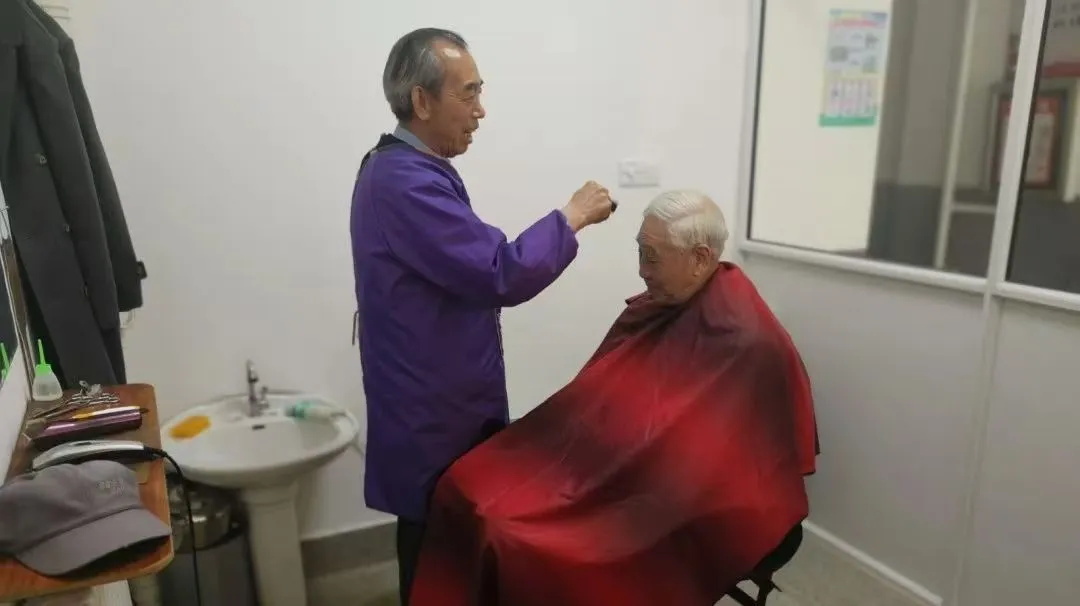 青岛乡里乡亲|刘秀明:义务理发20载,真情服务暖乡邻