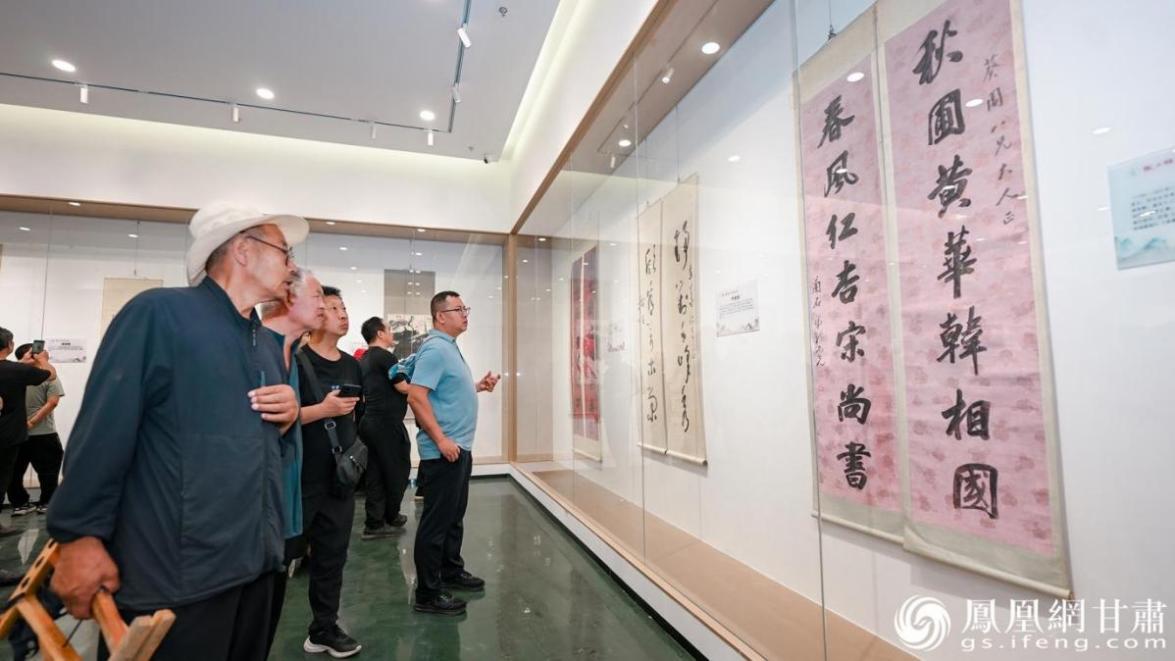 展览吸引书法爱好者参观品评