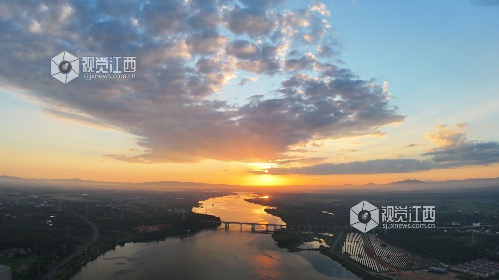 8月17日清晨，江西省吉安市泰和县城的赣江河畔，一轮红日冉冉升起，朝霞漫天，万丈光芒下的蓝天白云、大地、河流交相辉映，绚烂壮美。