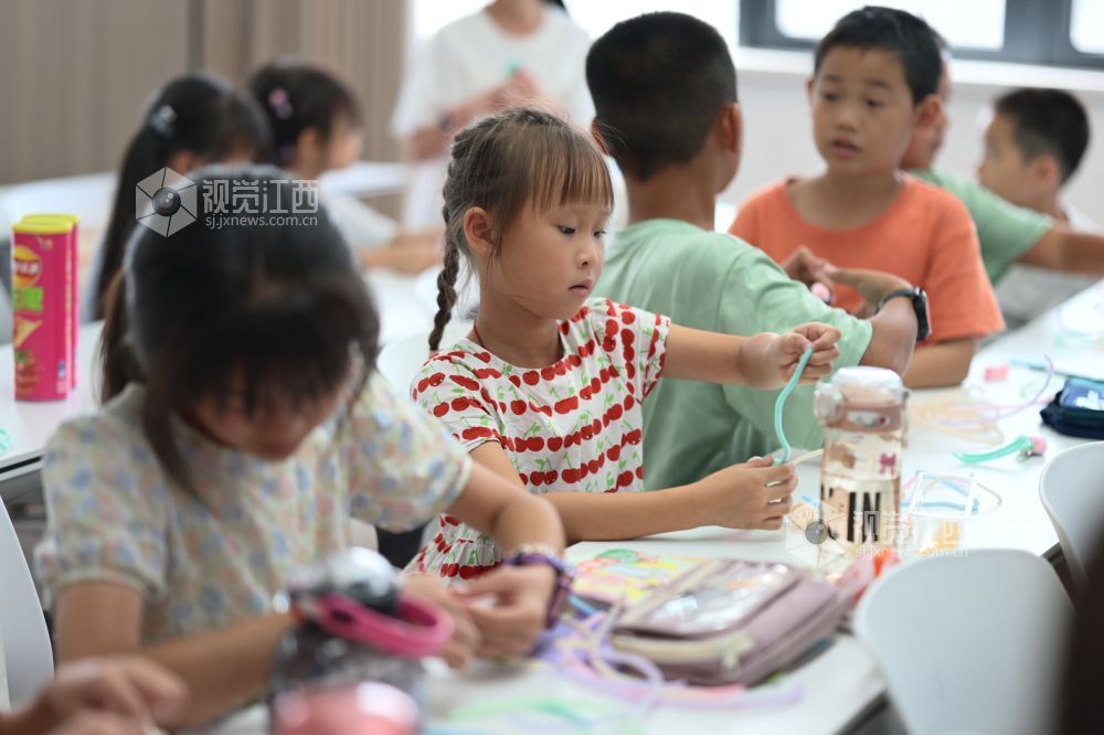 2025年8月20日，在江西省吉安市吉州區城北綜合體服務大樓，暑期公益托管班的小朋友們在進行手工制作。