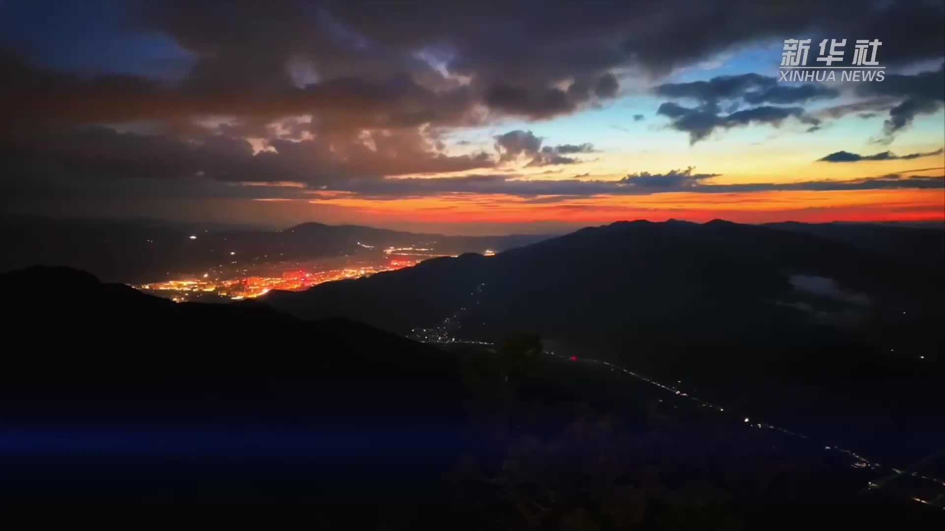 云南会泽：初秋红日映草山