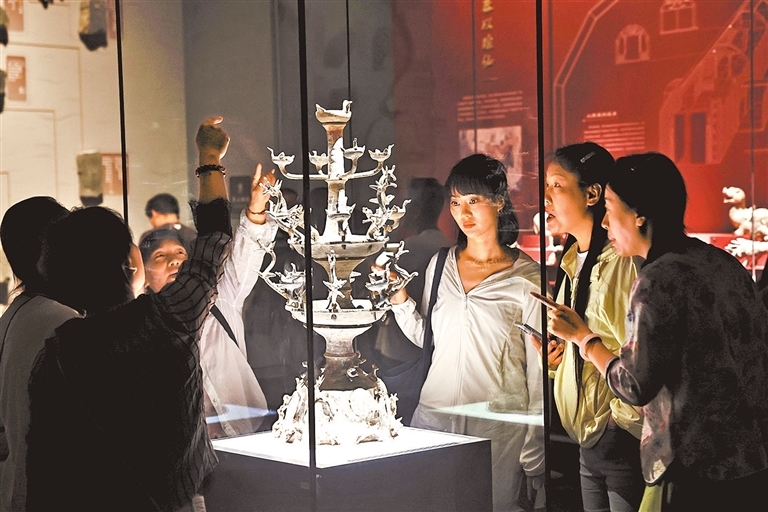 游客在漢魏洛陽(yáng)故城遺址博物館漢代陶百花燈前駐足觀賞。記者 王錚 攝