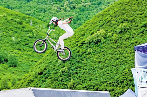 近日，自由式小轮车选手在张家口市崇礼区自行车极限运动公园参赛。