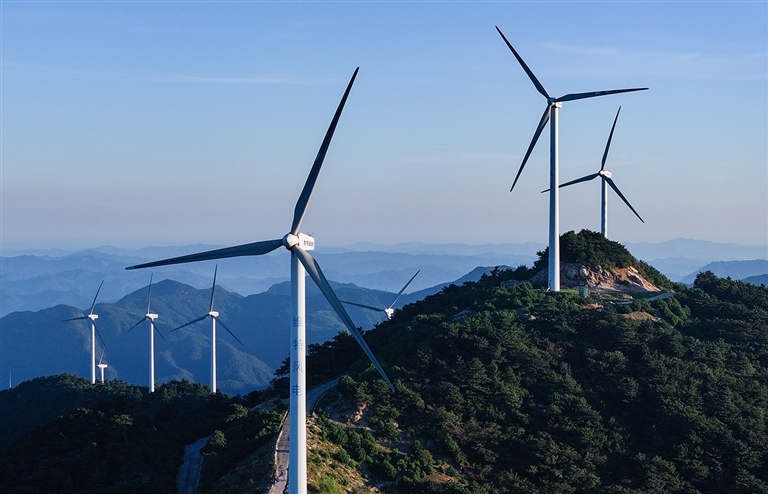 商城縣黃柏山上的風電機高高矗立。記者 劉宏冰 攝