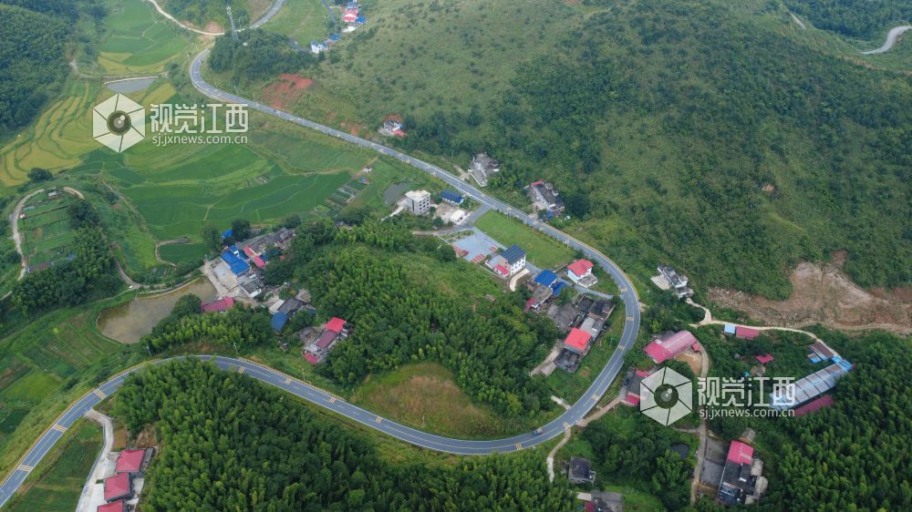 8月16日，無人機視角下的蘆溪縣南坑鎮農村公路，像一條巨龍蜿蜒而過。