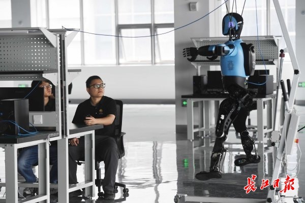 光谷东智人形机器人生产车间,光谷东智员工正在调试优化人形机器人。 长江日报记者高勇 摄