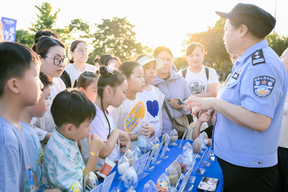 融入玄武湖夜色的“诗意实践” 首届南京知法少年公益行活动吸睛