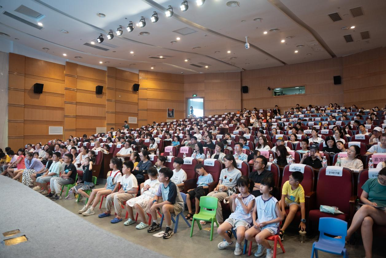 分享会现场坐满了影迷和书迷