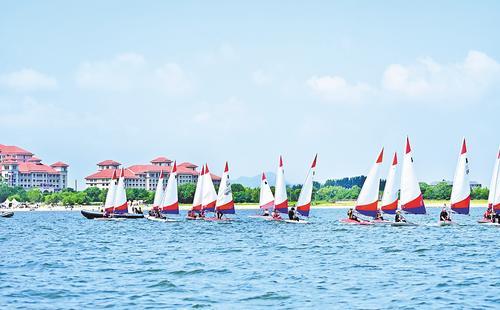 8月2日拍摄的第十一届梅沙杯全国青少年帆船联赛秦皇岛远洋蔚蓝海岸站周末赛比赛现场。张 曦摄