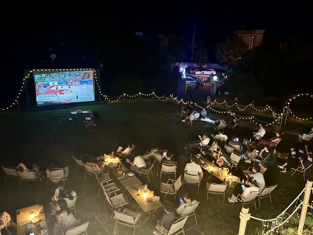 丈亭镇小梅好时光营地，市民边露营边观赛