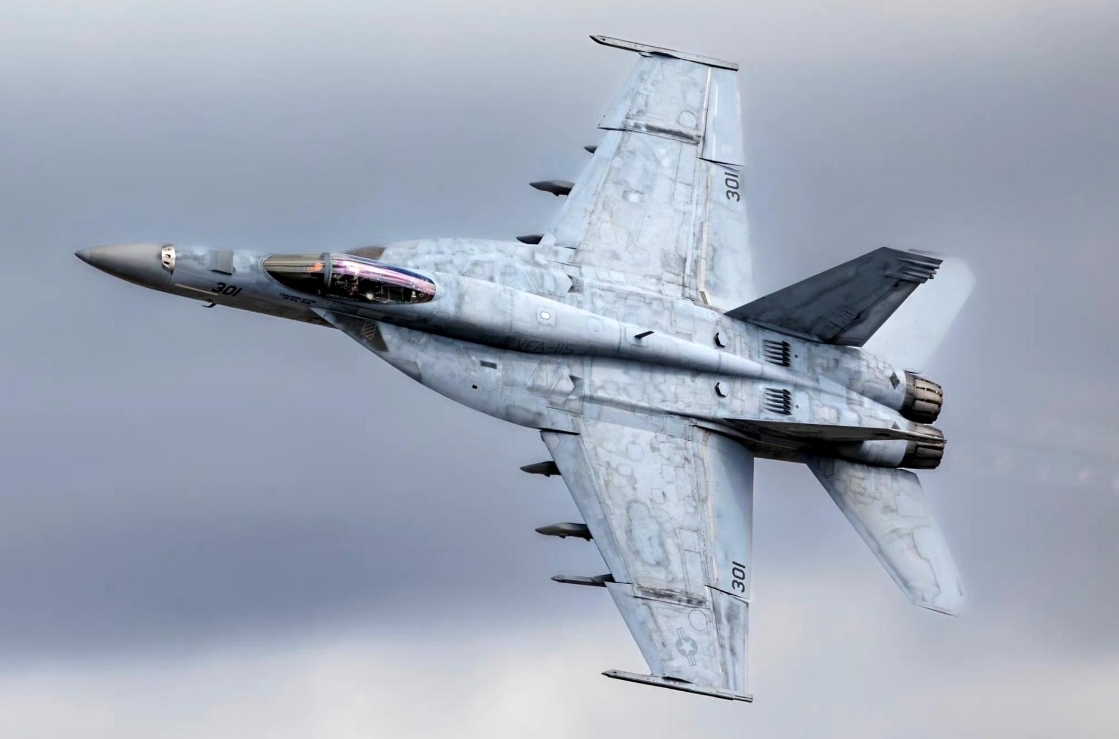 图为美国海军F/A-18E舰载战斗机