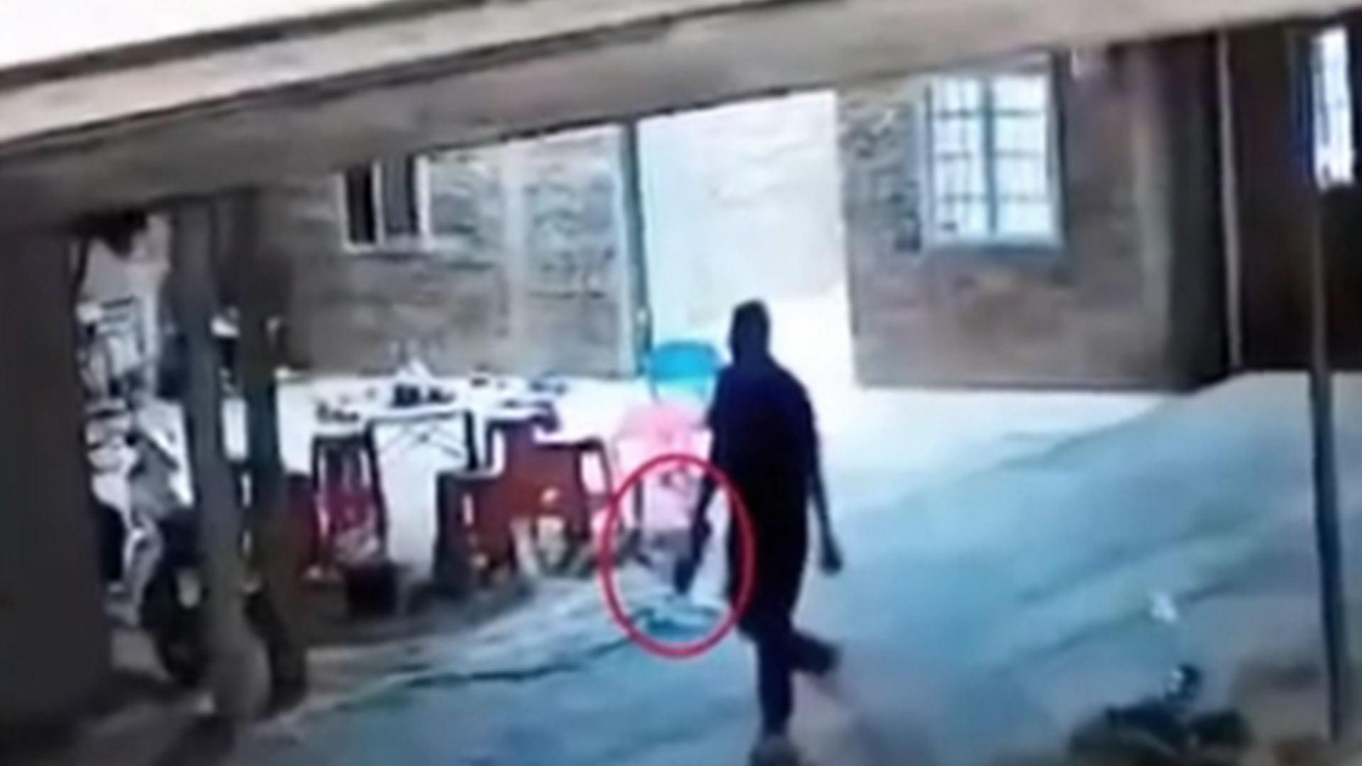 广东廉江一家三人遭邻居杀害案，一审宣判：被告被判死刑，法院：虽然被告患精神分裂症，但罪行极其严重，故不对其从轻处罚